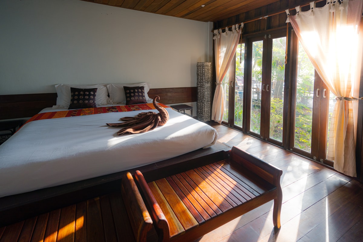 Top 7 Ultra-Luxury Honeymoon Resorts & Houseboats in Kashmir for VIP Couples