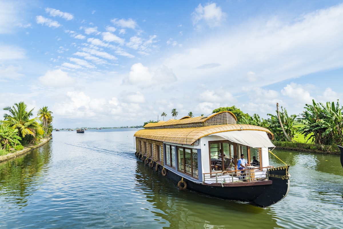 Munnar Honeymoon Guide: Rolling Tea Gardens, Misty Waterfalls & Hilltop Resorts