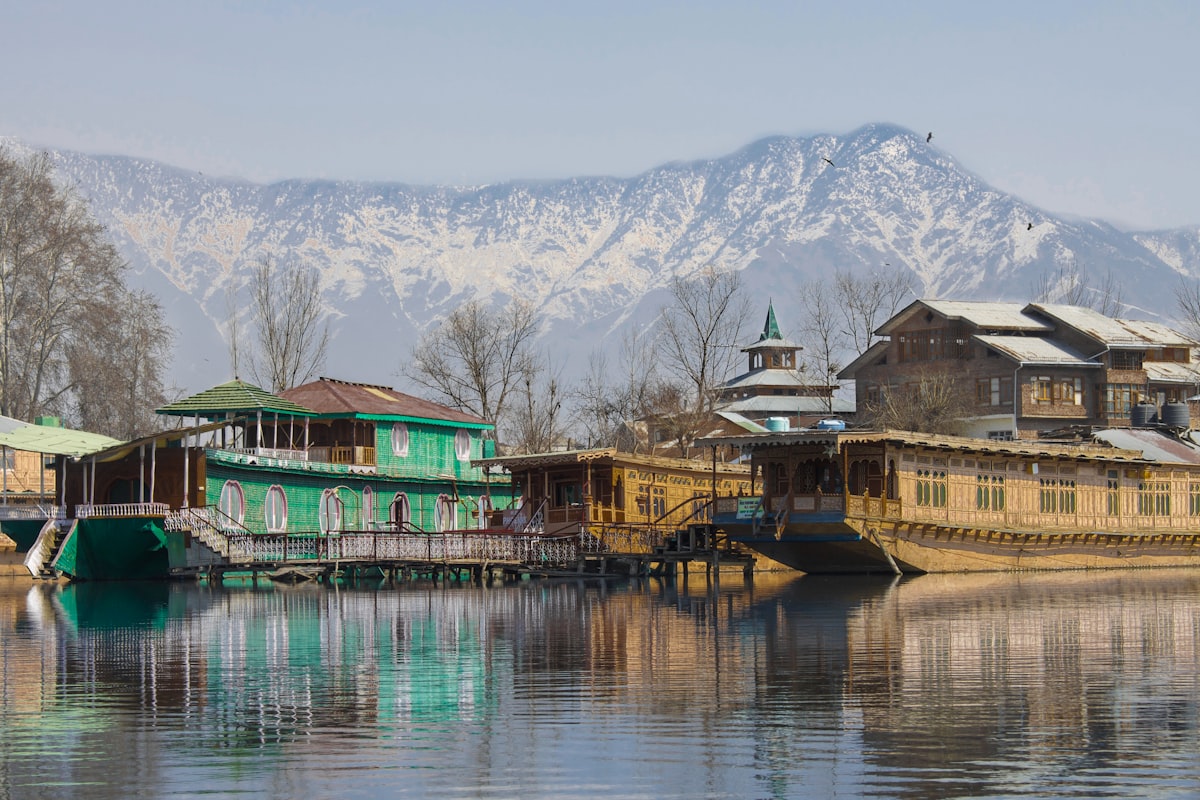 Srinagar Dal Lake Romantic Houseboat Honeymoon Guide: Shikara Rides & Mughal Gardens