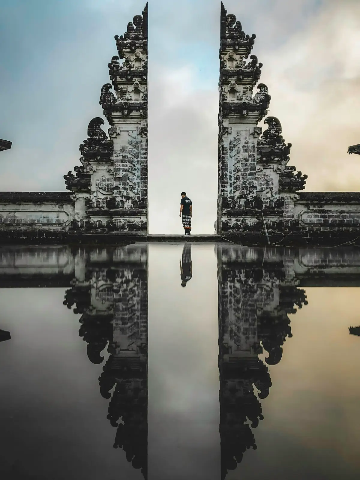 Uluwatu Honeymoon Guide: Dramatic Ocean Cliffs, Sunset Kecak Dance & Luxury Villas