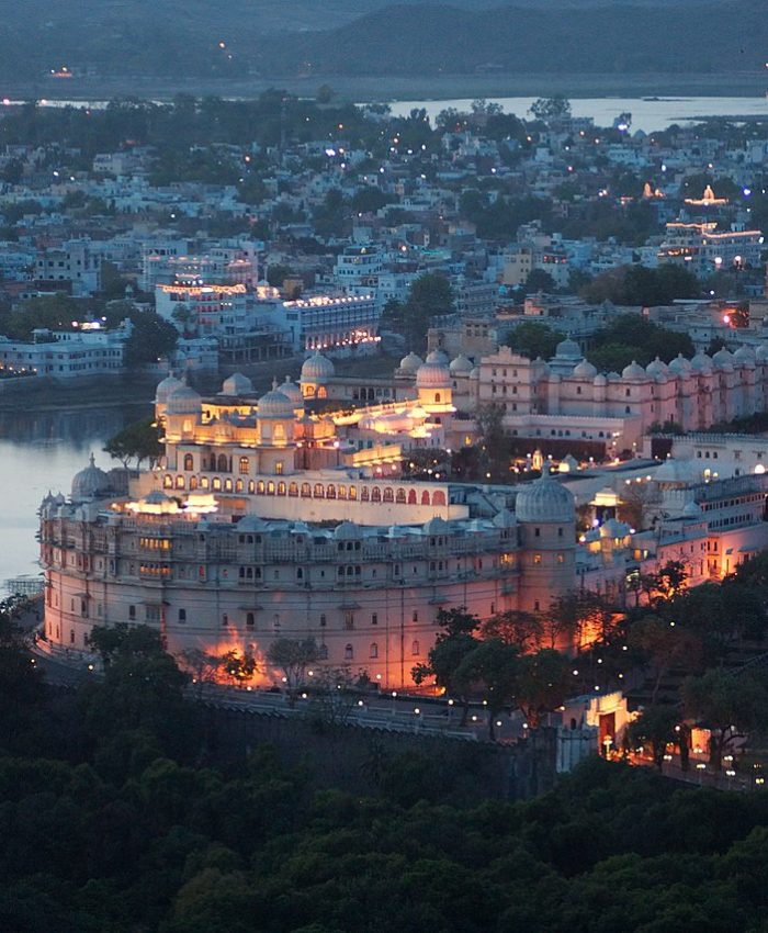 Romantic Lake Palace boating tour in Udaipur Rajasthan